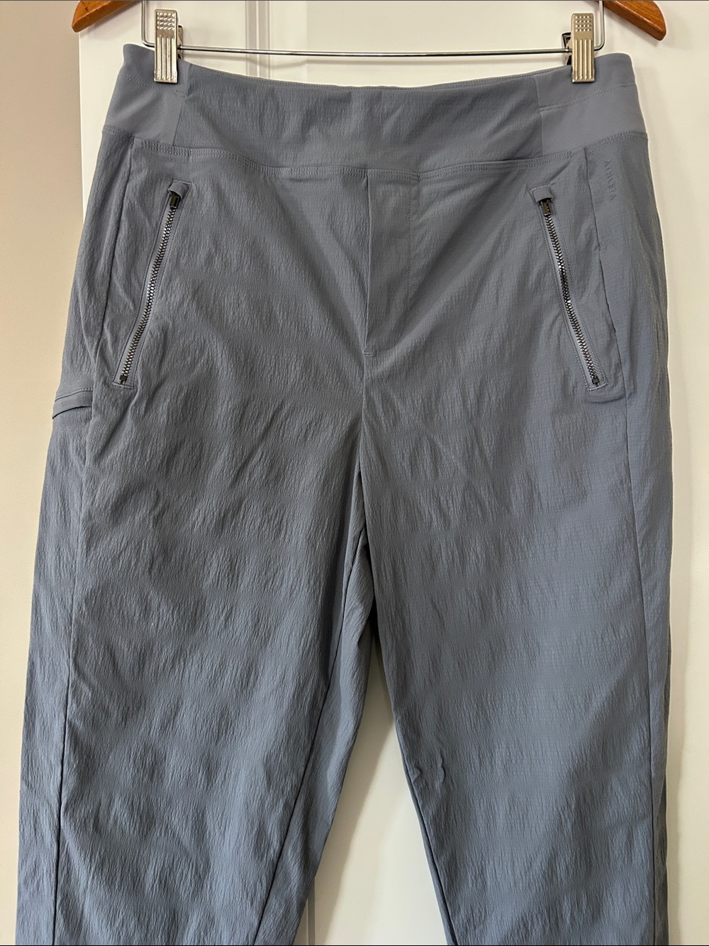 Athleta Trekkie North Pull-On Pants Sz 10 w MEASUREMENTS Zip-Close Pockets Grey